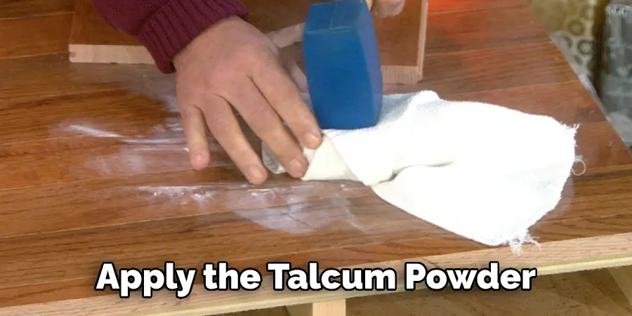  Apply the Talcum Powder