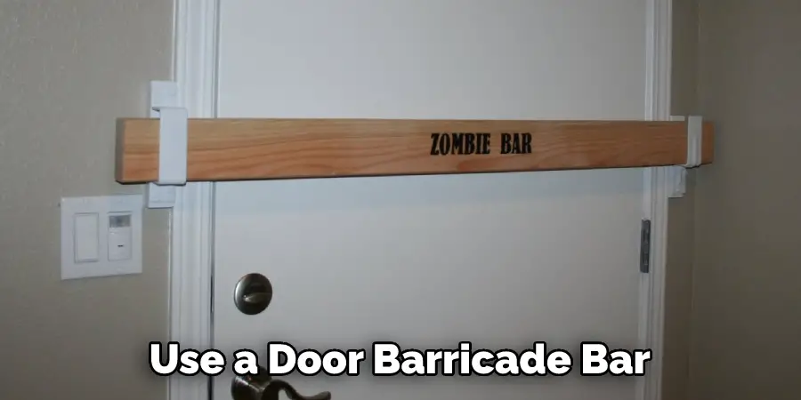  Use a Door Barricade Bar