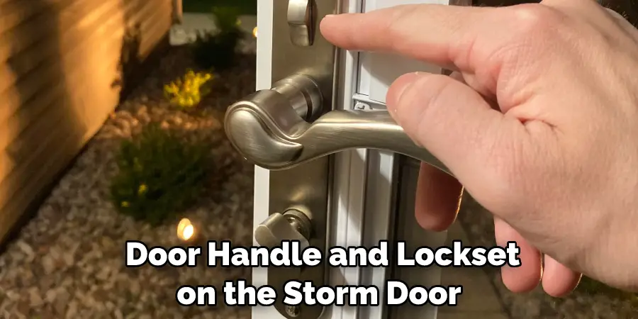  Door Handle and Lockset on the Storm Door