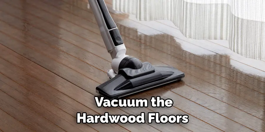  Vacuum the Hardwood Floors 