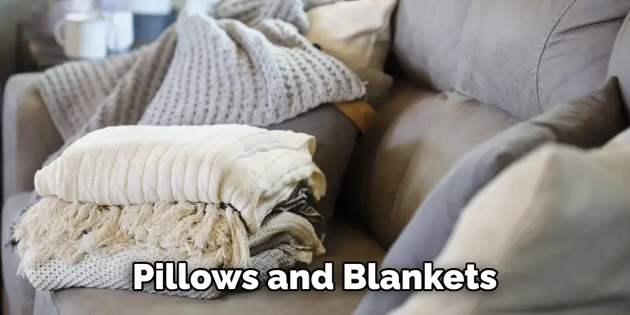  Pillows and Blankets 