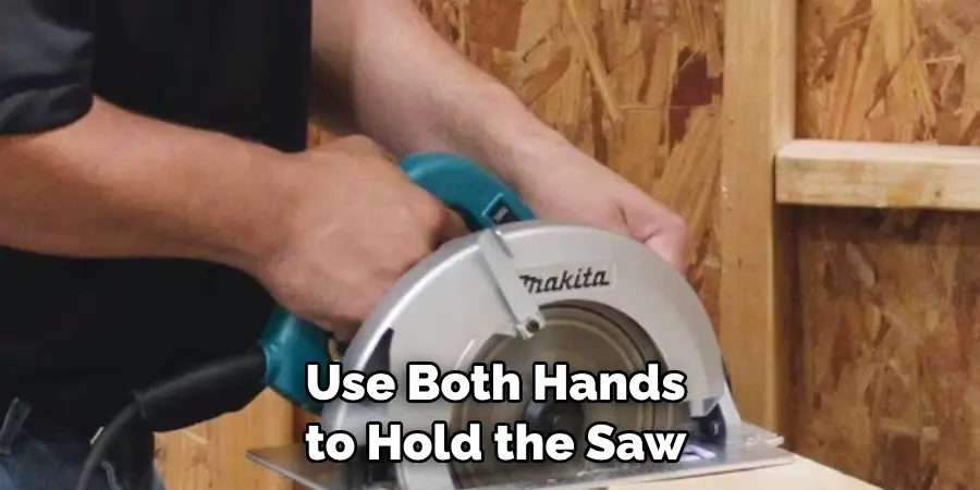  Use Both Hands to Hold the Saw