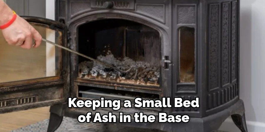 Keeping a Small Bed of Ash in the Base