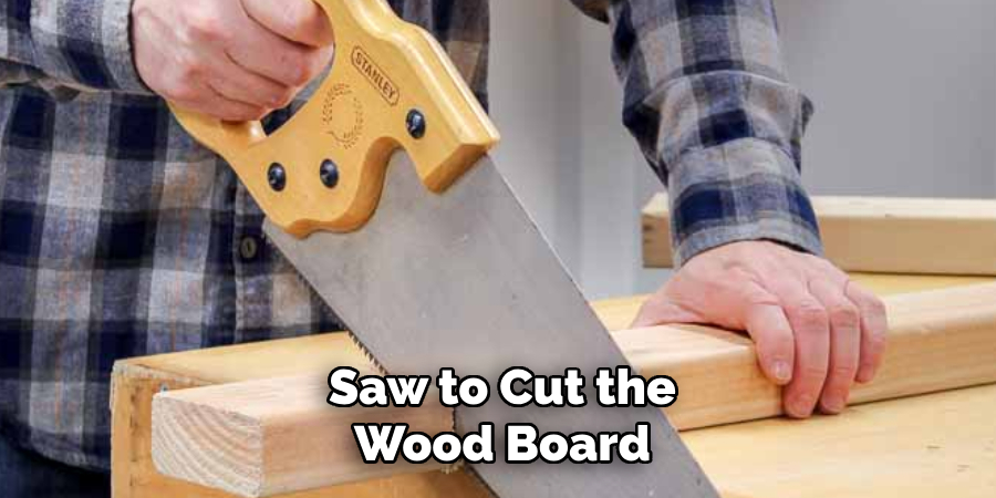 Saw to Cut the Wood Board