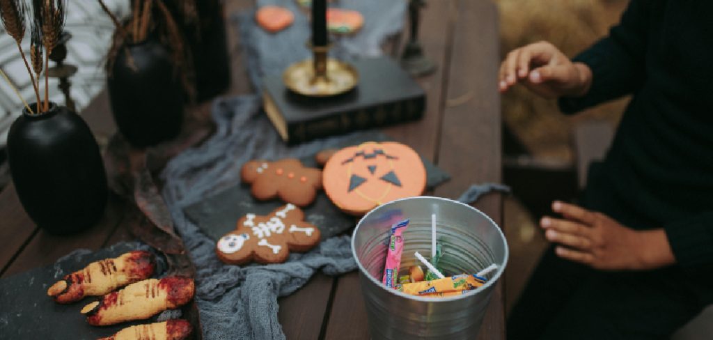 How to Decorate Your Wooden Desk for Halloween